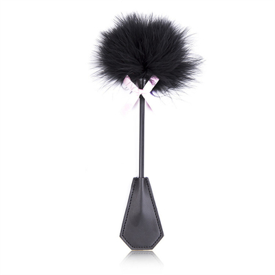 Estimulador de glúteos de masaje de sentido de entrenamiento de doble uso Peluda de plumas de cuero de remo con rosa Kindky Bowknot coqueteo esclavitud