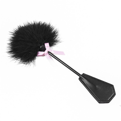 Estimulador de glúteos de masaje de sentido de entrenamiento de doble uso Peluda de plumas de cuero de remo con rosa Kindky Bowknot coqueteo esclavitud