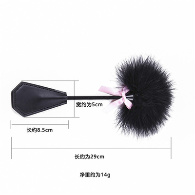 Estimulador de glúteos de masaje de sentido de entrenamiento de doble uso Peluda de plumas de cuero de remo con rosa Kindky Bowknot coqueteo esclavitud