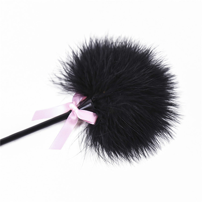 Estimulador de glúteos de masaje de sentido de entrenamiento de doble uso Peluda de plumas de cuero de remo con rosa Kindky Bowknot coqueteo esclavitud